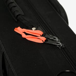 Яркие шнурки делают молнию заметной