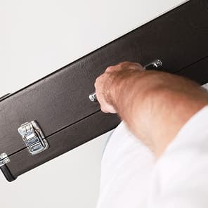 Футляр с замками держите узкой частью к себе