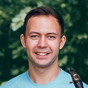 Автор курса с саксофоном