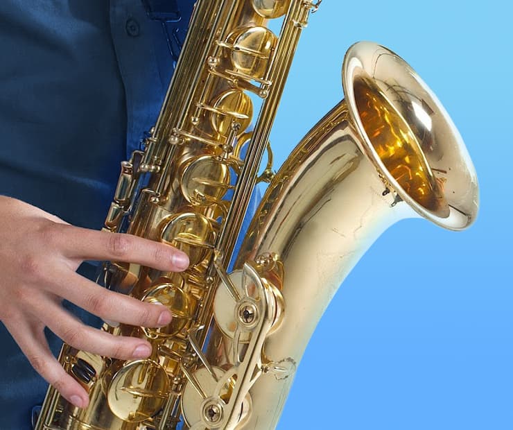 Кто-то играет на саксофоне