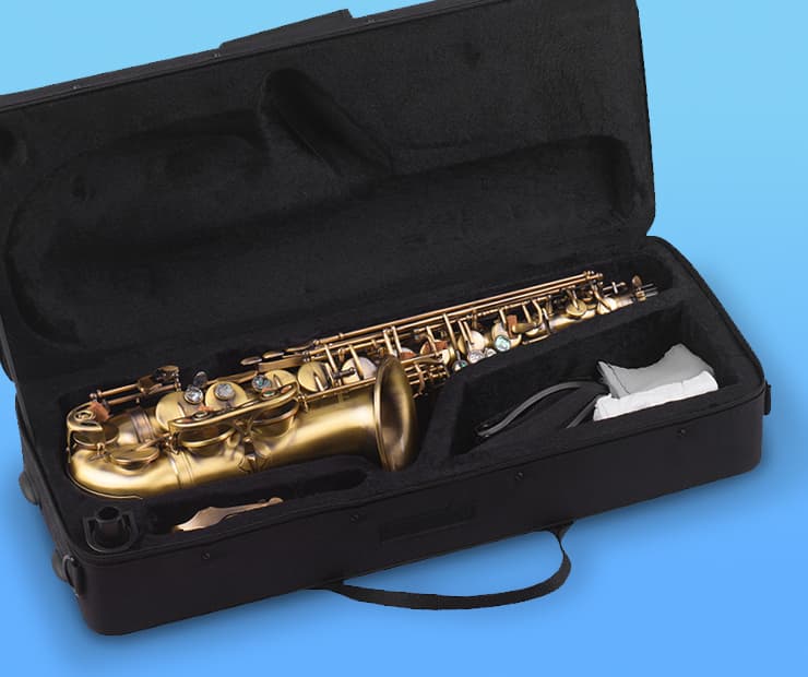 Открытая сумка в которой лежит саксофон