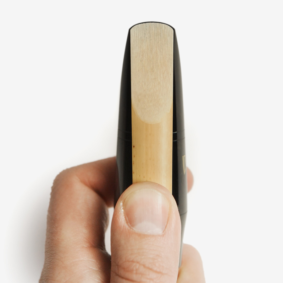 Сборка саксофона — дело очень ответственное. Если установить трость неправильно, звук не будет извлекаться или будет, но с трудом. Кроме того, полностью собранный инструмент может звучать по тону выше или ниже